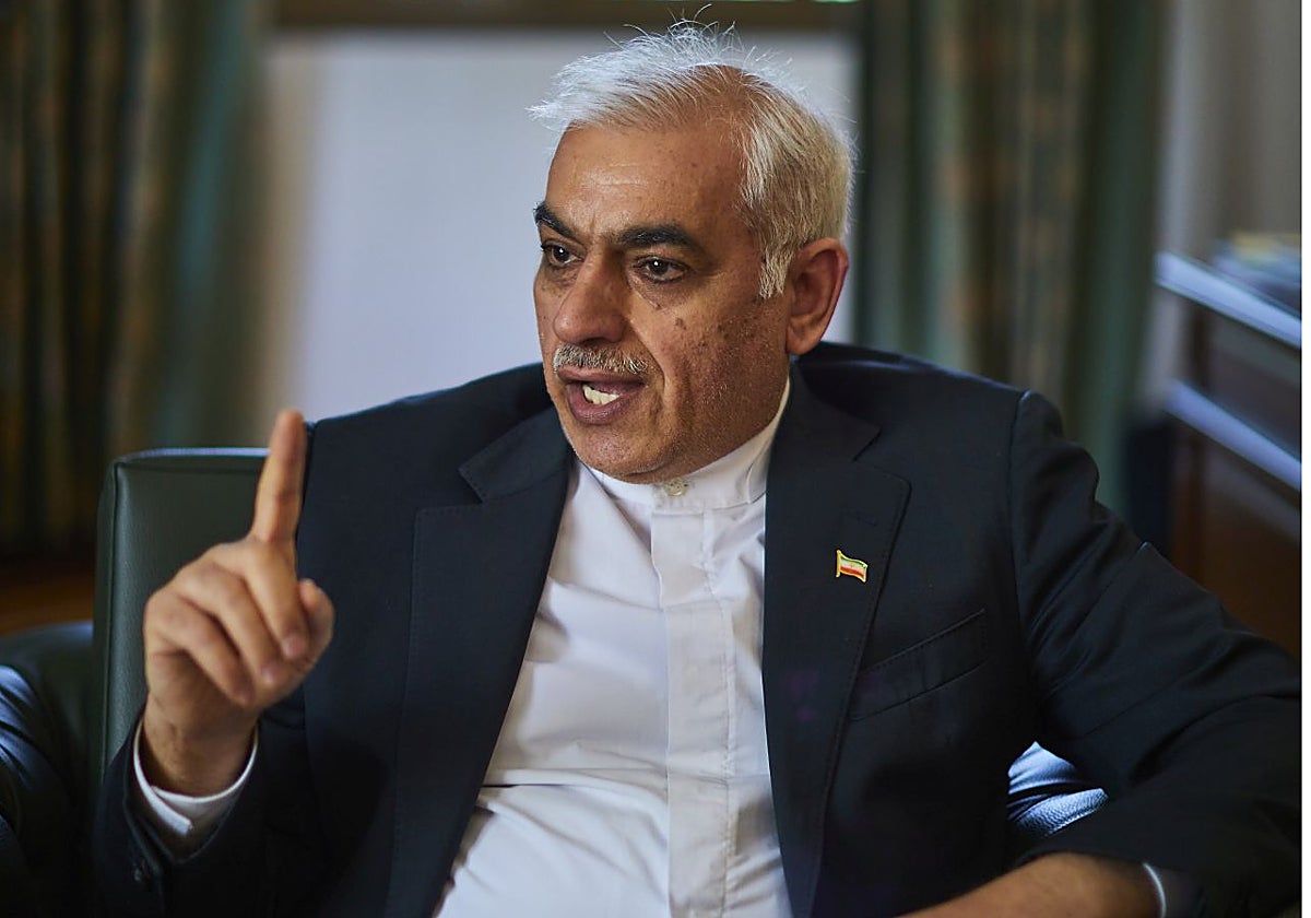 El embajador iraní, Reza Zabib, durante la entrevista en su despacho en la Embajada