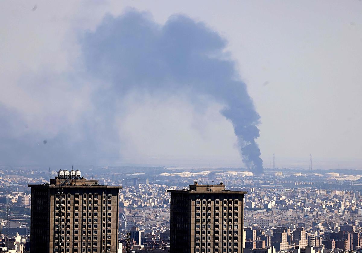 Columnas de humo se aprecian en Teherán tras el intercambio de ataques entre Irán e Israel