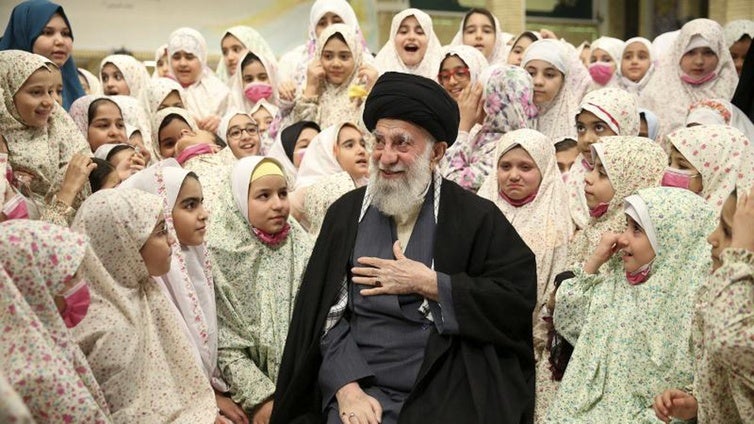 Quién es Alí Jamenei, el ayatolá de Irán y cuánto poder acumula