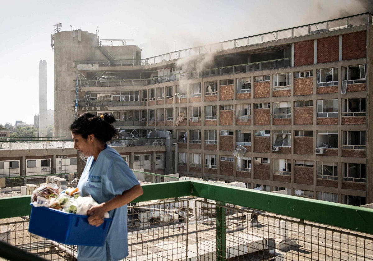 Una enfermera, junto al hospital israelí atacado
