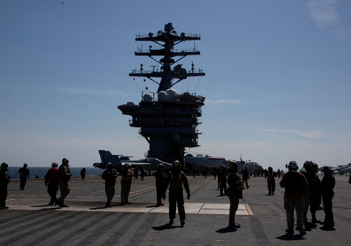El portaaviones USS Nimitz se dirige desde Malasia al océano Índico