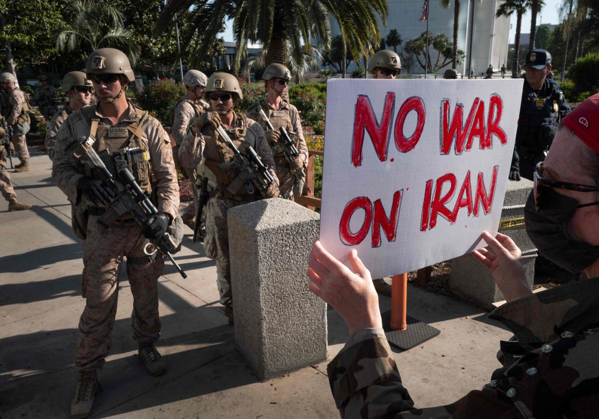 Marines hacen guardia en Edificio Federal Westwood mientras manifestantes protestan contra la participación de EE.UU. en el conflicto entre Israel e Irán