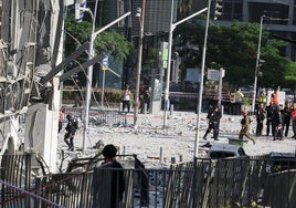 Los equipos de emergencia trabajan tras un ataque de Irán a Istael en Ramat Gan