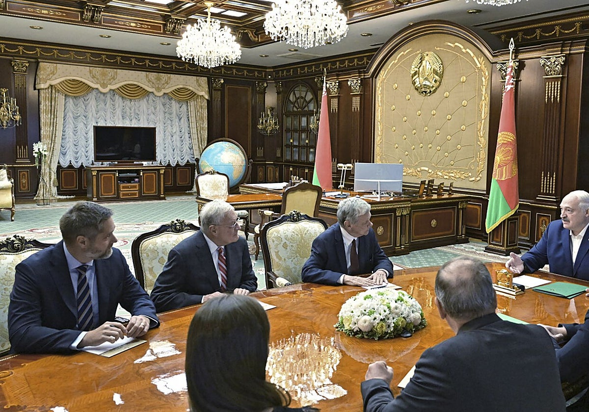 El presidente bielorruso, Alexander Lukashenko, se reúne en Minsk con el enviado especial del presidente estadounidense para Ucrania, el general Keith Kellogg.