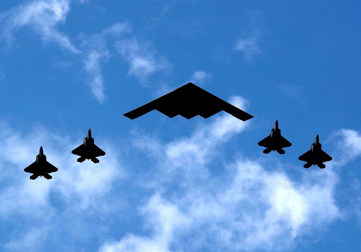 Aviones militares estadounidenses realizan un vuelo conmemorativo del 4 de julio sobre la ciudad de Nueva York y Nueva Jersey.