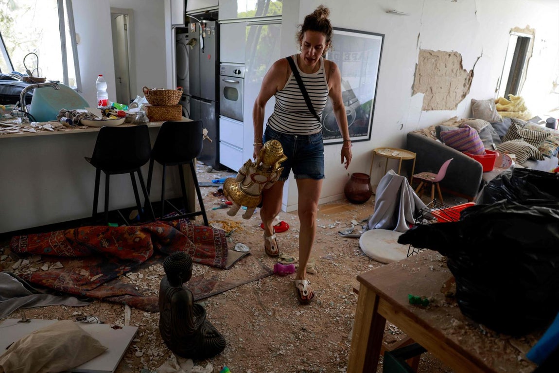 Una residente revisa los daños en su apartamento causados por un ataque iraní que afectó a un barrio residencial en la zona de Ramat Aviv, en Tel Aviv.