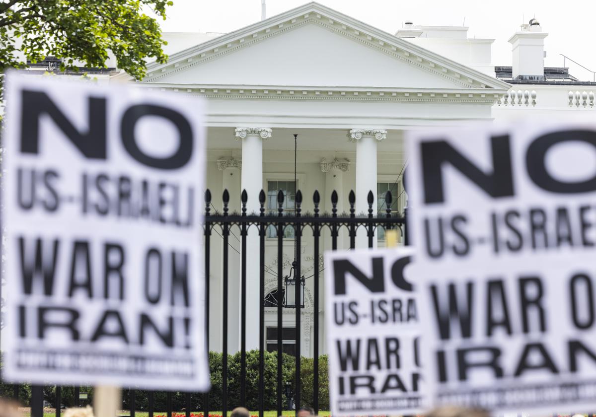 Manifestantes muestran su oposición a la decisión de Trump de bombardear Irán frenta a la Casa Blanca
