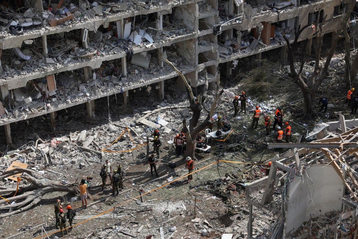 El personal de emergencia trabaja en el lugar del impacto tras un ataque con misiles de Irán contra Israel, en Tel Aviv.
