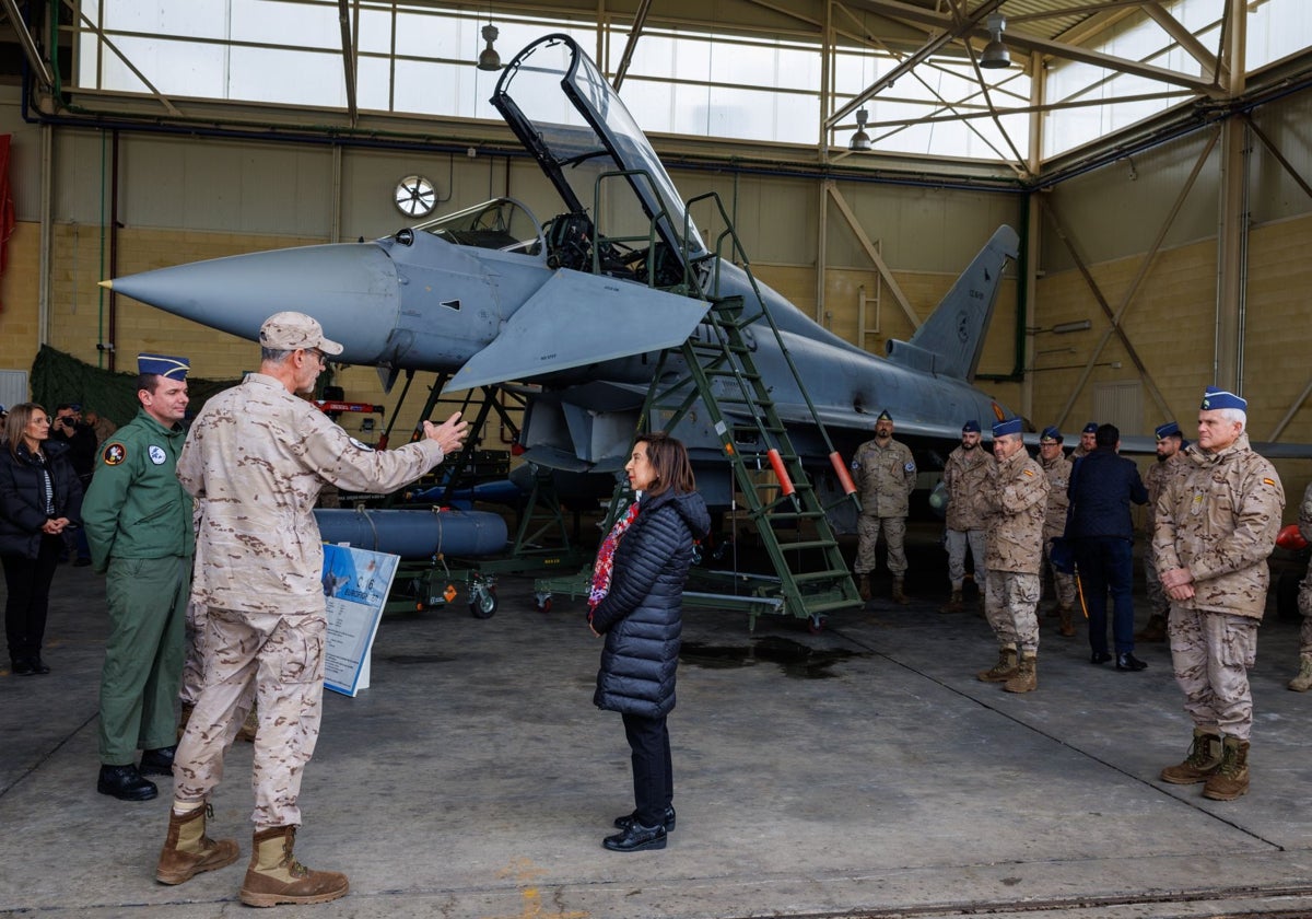 La ministra de Defensa, Margarita Robles, ante un avión de combate Eurofighter durante su visita este viernes al Ala 11 y el Segundo Escuadrón de Apoyo Aéreo (SEADA), unidades del Ejército del Aire destacadas en la Base Aérea de Morón (Sevilla)
