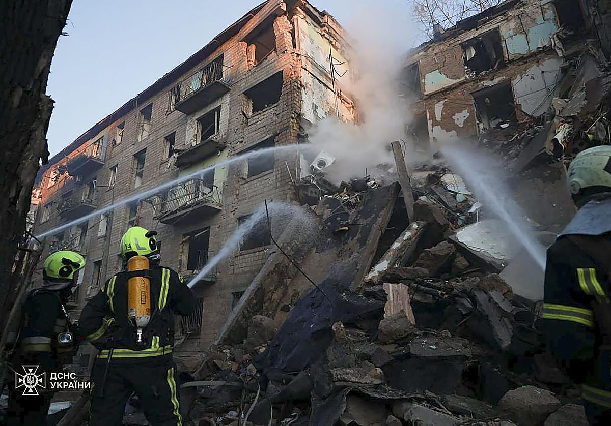 Los servicios de emergencia trabajan tras el ataque ruso en Kiev que ha dejado seis muertos