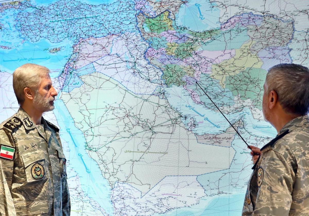 El comandante en jefe del Ejército iraní, Amir Hatami, en la sala de mando