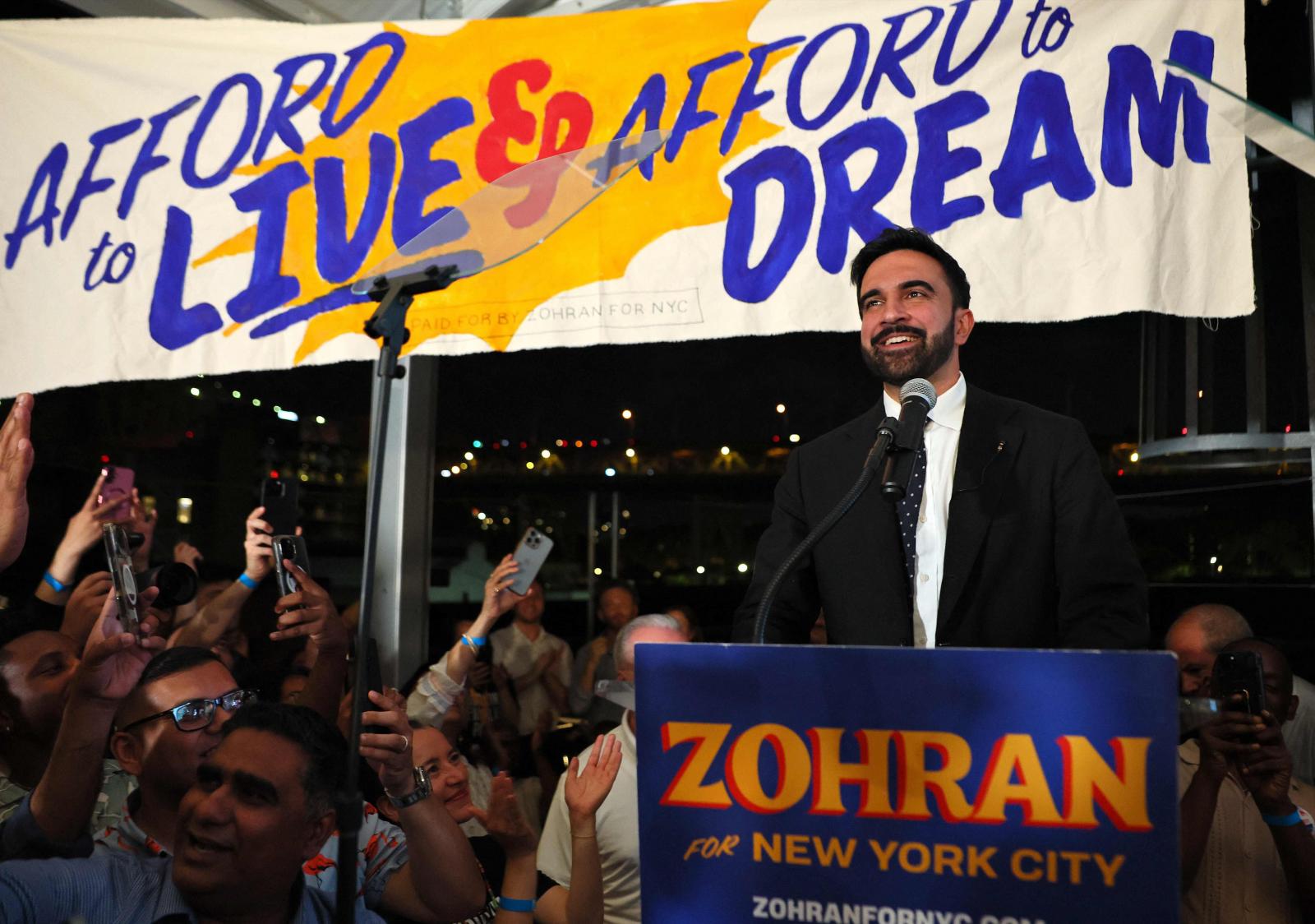 El progresista Zohran Mamdani dirigéndose a los vontates tras ganar las primarias demócratas a la alcaldía de Nueva York