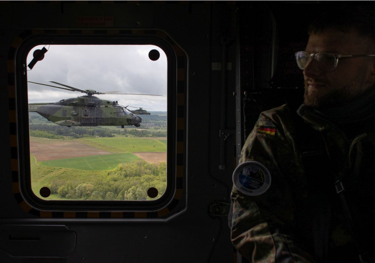 Un miembro del Ejército alemán sobrevuelo en un NH-90