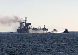 Un buque que transportaba unos 3.000 vehículos a México se hunde en el Pacífico tras estar semanas incendiado