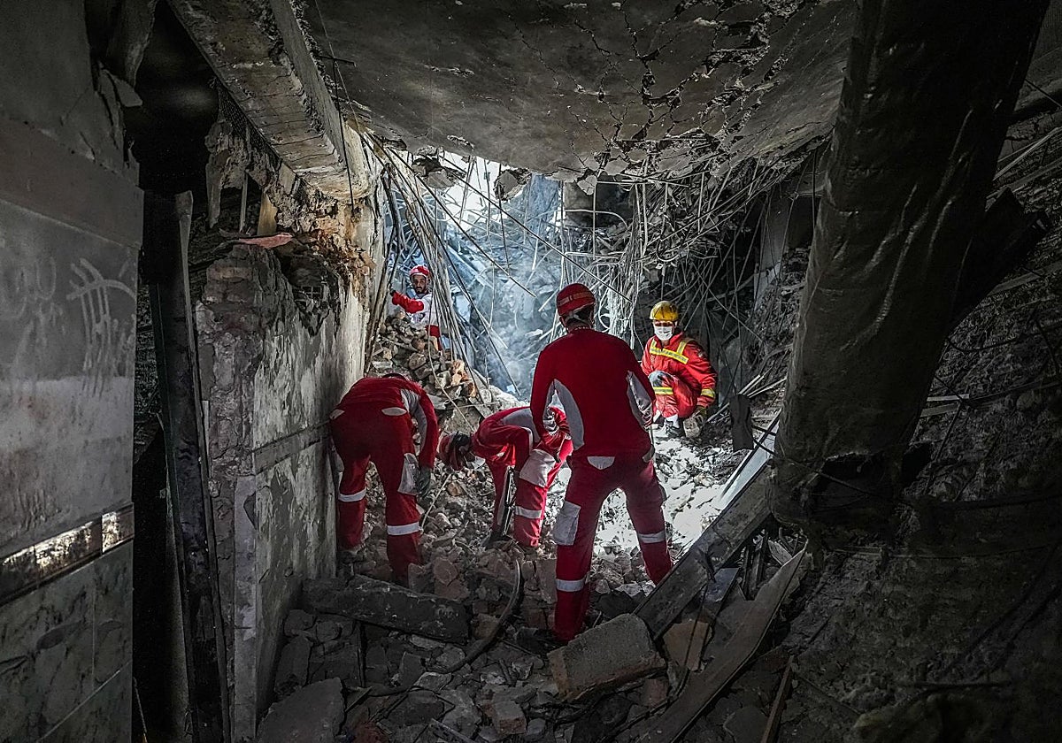 Los equipos de rescate registran los escombros en el interior del complejo penitenciario de Evin, en Teherán