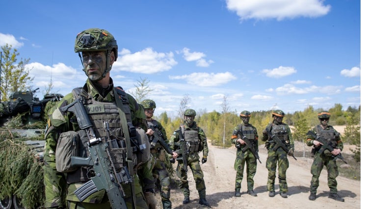 «Preparados para el ataque». Miembros del Ejército sueco participan en las maniobras en Estonia