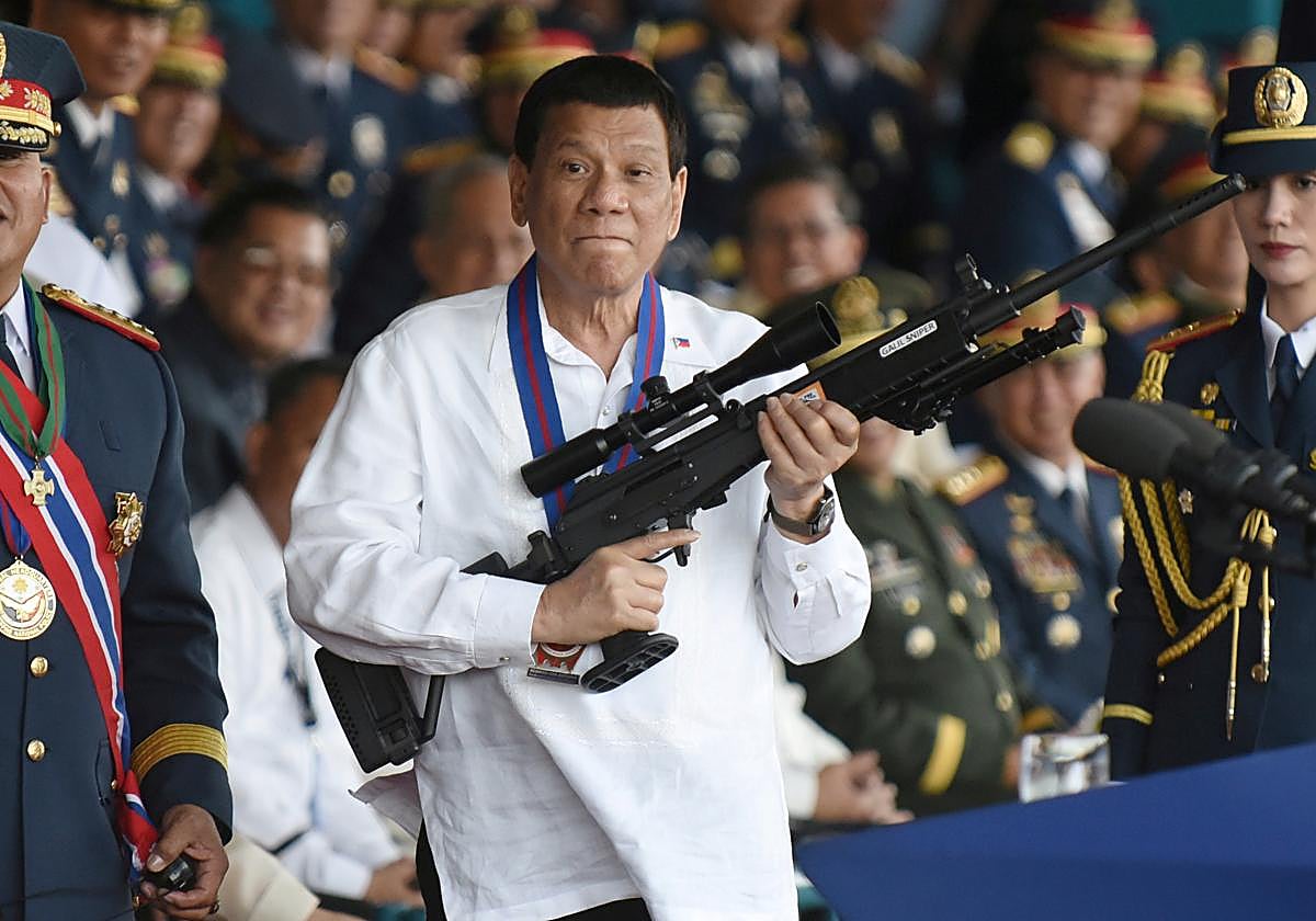 El presidente filipino, Rodrigo Duterte, sostiene un rifle de francotirador Galil durante la ceremonia de traspaso de mando de la Policía Nacional en Camp Crame, Quezon City, en 2018