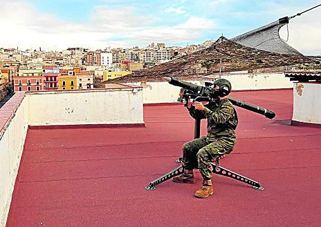 Imagen secundaria 1 - Arriba, un sistema de lanzacohetes Patriot, la opción más barata y rápida para dotarse de una defensa antiaérea, pero de la que Estados Unidos no tiene una disponibilidad ilimitada; debajo, a la izquierda, Un militar apunta con un misil Mistral desde una azotea;a la derecha, drones de combate. La UE espera que los europeos sean capaces de desarrollar tecnologías propias