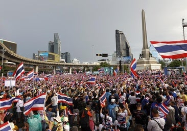 Miles de tailandeses reclaman la dimisión de la primera ministra por insultar al Ejército