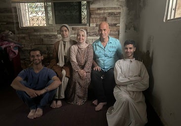El intérprete gazatí Kayed Hammad es evacuado de la Franja con su familia