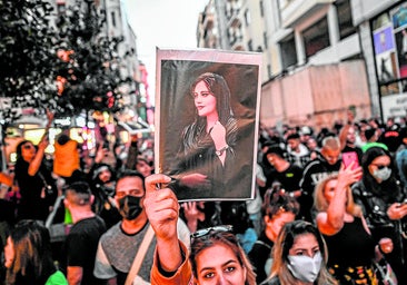 Irán antes y después del 79: la represión de la mujer por bandera