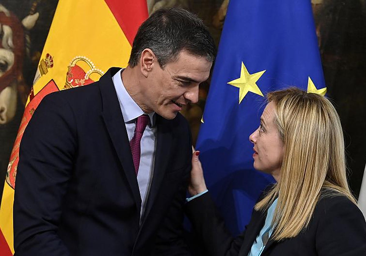 La primera ministra italiana, Giorgia Meloni, con el presidente Pedro Sánchez tras un encuentro en Roma
