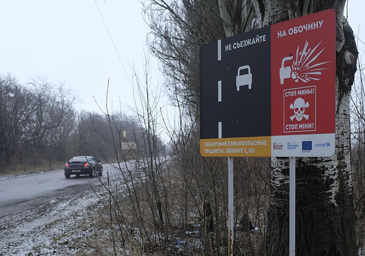 Un aviso de la existencia de minas en una carretera de Ucrania