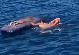 Rescatan a una abuela y a su nieto en una colchoneta a cuatro kilómetros de la costa