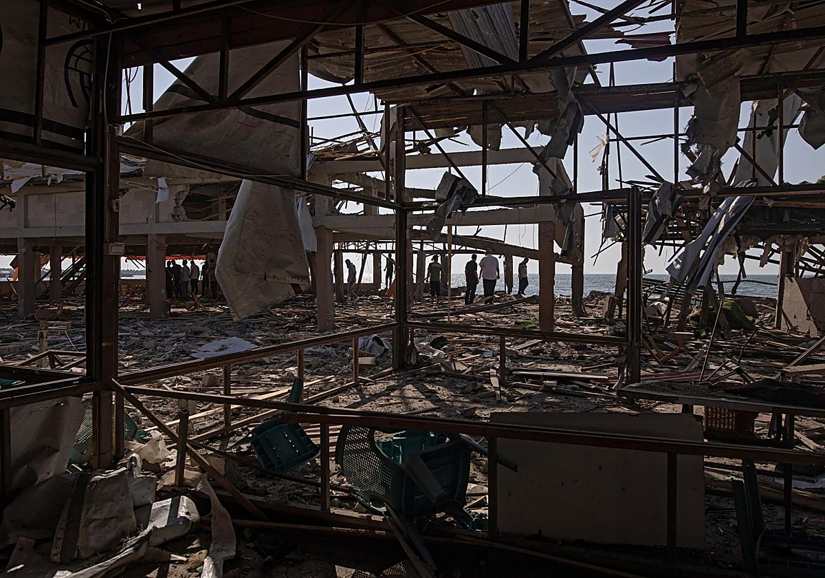 Estado del café bombardeado por israel este lunes, en el que murieron una veintena de palestinos