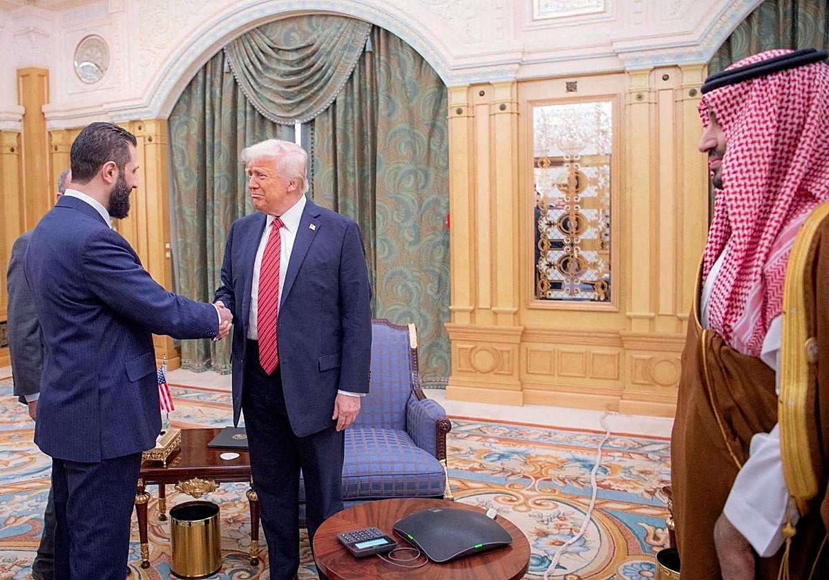 Trump, durante su reunión con el presidente sirio, Ahmed al Sharaa, el pasado mes de mayo en Riad