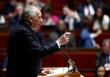 La moción de censura socialista contra el gobierno de Bayrou y Macron confirma la crisis nacional francesa