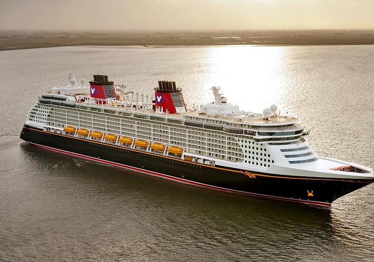 Bharti Jha boobs showing a tantalizing peek