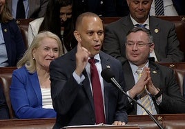 Hakeem Jeffries bate en vano el récord del discurso más largo en la Cámara de Representantes para retrasar la votación de megaley fiscal de Trump