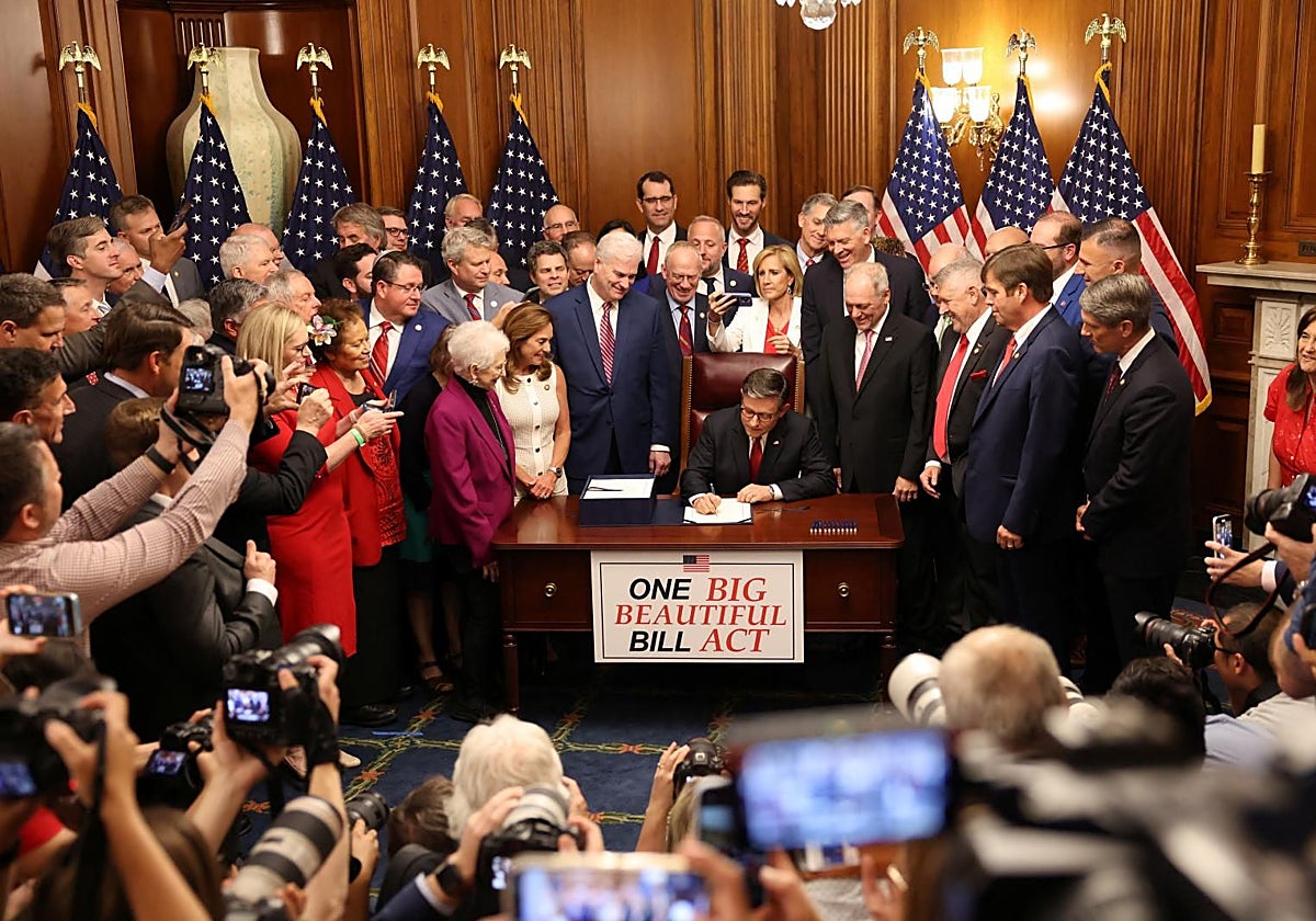 El presidente de la Cámara de Representantes, Mike Johnson, firma la nueva ley entre el regocijo de los republicanos