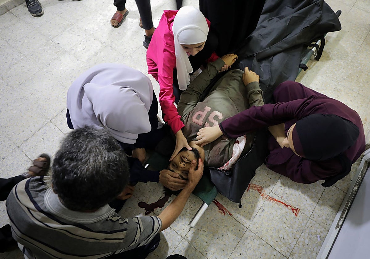 Una persona herida es atendida en el hospital de Al Awda, en la Franja