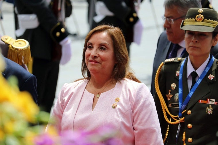 La impopular presidenta de Perú, Dina Boluarte, firma el decreto en el que se aumenta el sueldo en un 125%