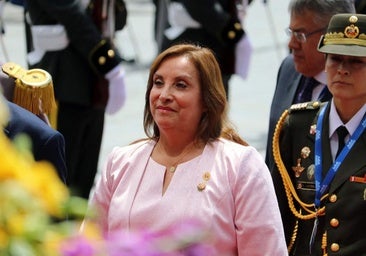 La presidenta de Perú firma el decreto en el que se aumenta el sueldo en un 125%