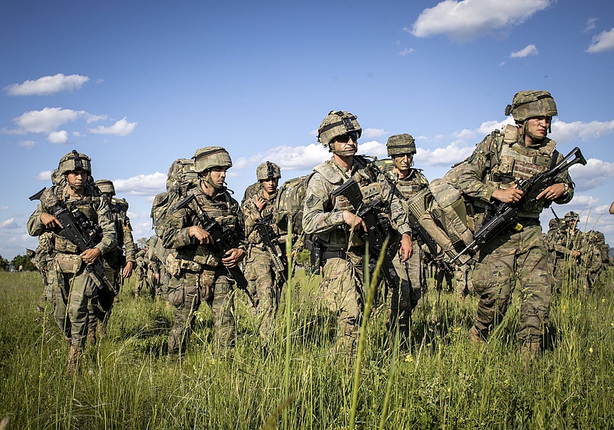 Soldados españoles participan en unas maniobras de la OTAN en Cluj (Rumanía)