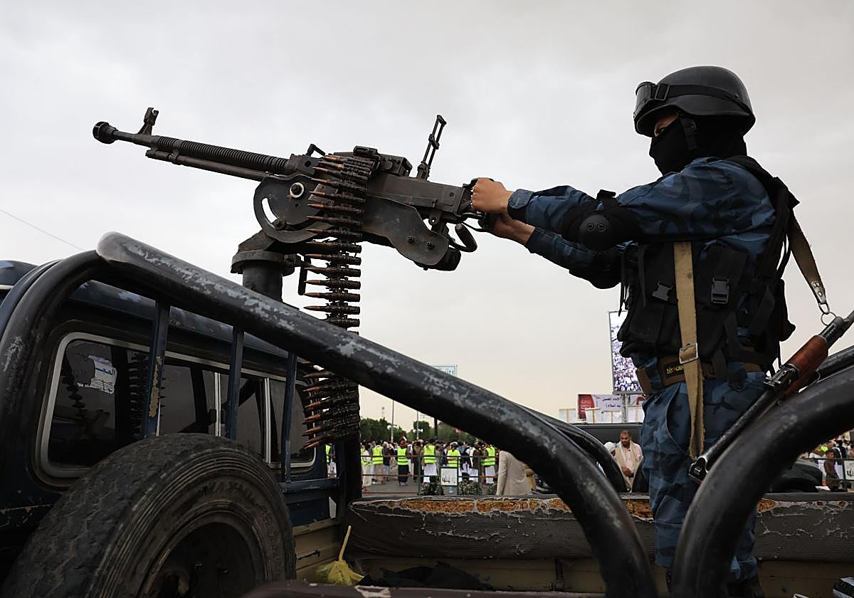 Un soldado hutí patrulla durante una protesta contra Israel, en Saná (Yemen)