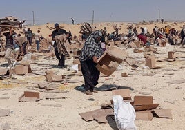 Palestinos se reúnen para recoger lo que queda de suministros de socorro del centro de distribución de la Fundación Humanitaria de Gaza respaldada por Estados Unidos, en Rafah