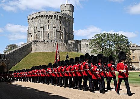 Imagen secundaria 1 - Los príncipes de Gales, Guillermo y Catalina, reciben al presidente de Francia, Emmanuel Macron, y a su mujer Brigitte, en la primera foto. Segunda foto: la Guardia de Honor patrulla en el Castillo de Windsor. En la tercera foto, la reina Camila y Brigitte Macron posan en el estrado real en Datchet Road, en Windsor