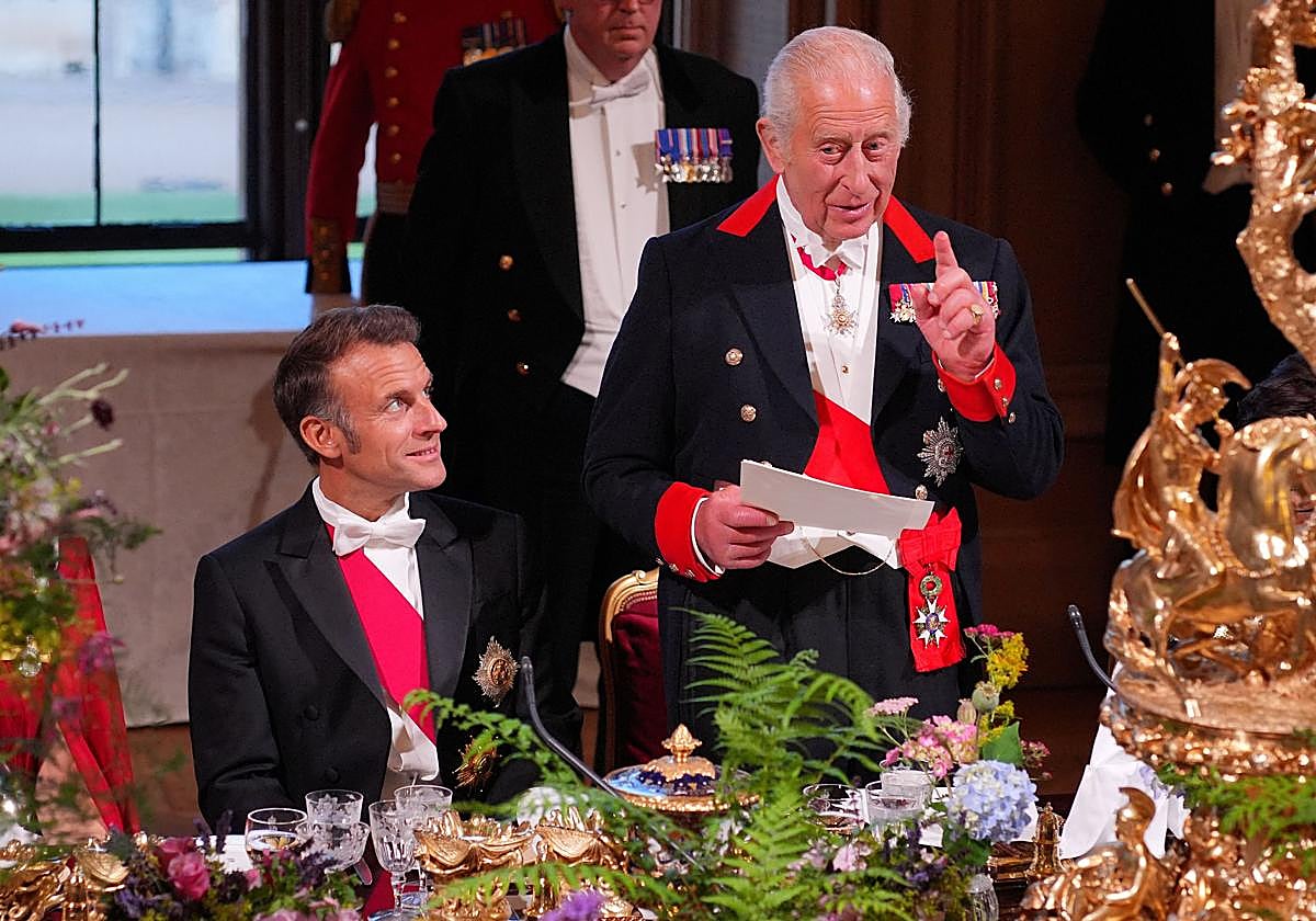 El presidente de Francia, Emmanuel Macron, junto al Rey Carlos.