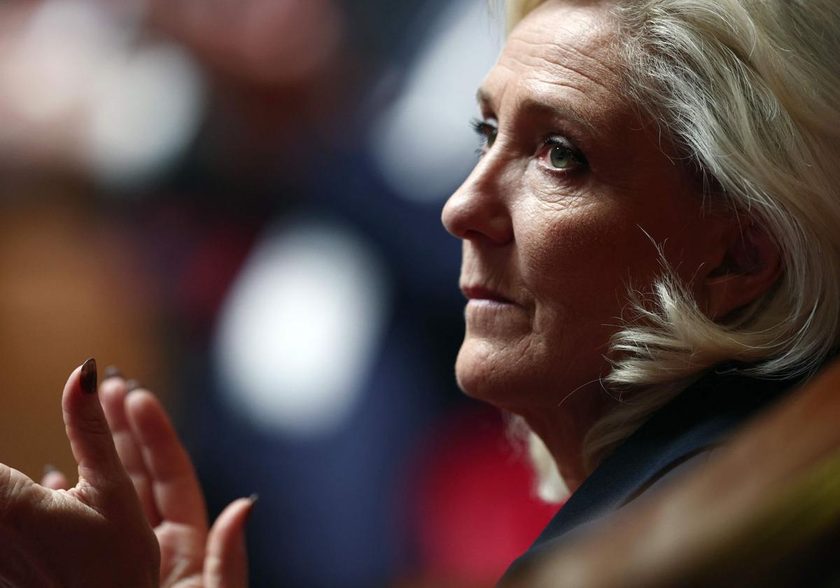 La presidenta del grupo parlamentario Agrupación Nacional, Marine Le Pen, aplaude durante un debate en la Asamblea Nacional