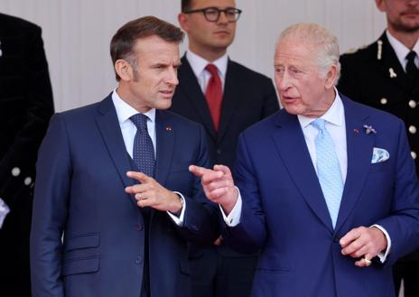 Imagen secundaria 1 - Los príncipes de Gales, Guillermo y Catalina, han recibido al presidente de Francia, Emmanuel Macron, en la primera foto. Segunda foto: Macron y el rey Carlos III conversan en el estrado real en Datchet Road, en Windsor. En la tercera foto, la reina Camila y Brigitte Macron posan en el estrado real en Datchet Road