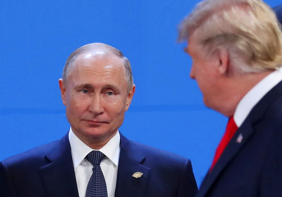 Donald Trump mira a Putin.