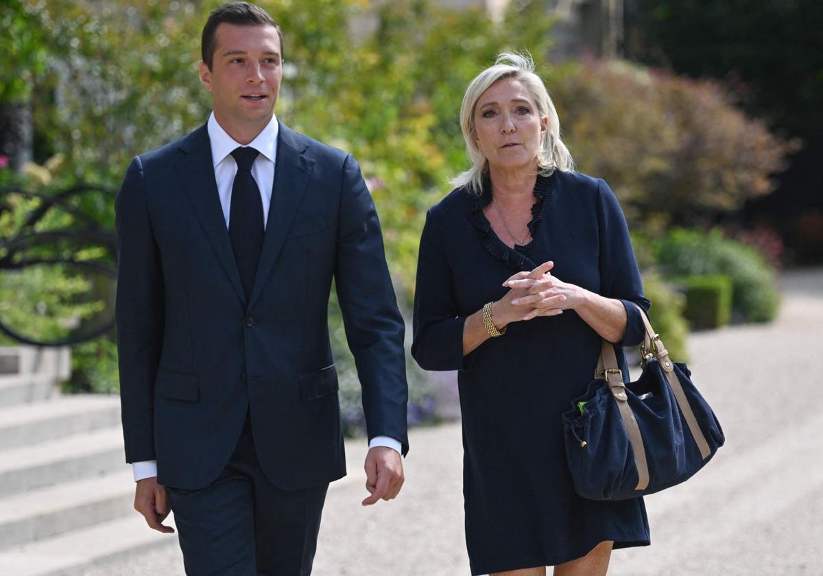 El presidente de Agrupación Nacional, Jordan Bardella, junto a la líder del partido, Marine Le Pen