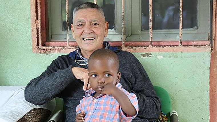 El Padre Hugo dirige el orfanato Mama Koko, con más de 600 niños