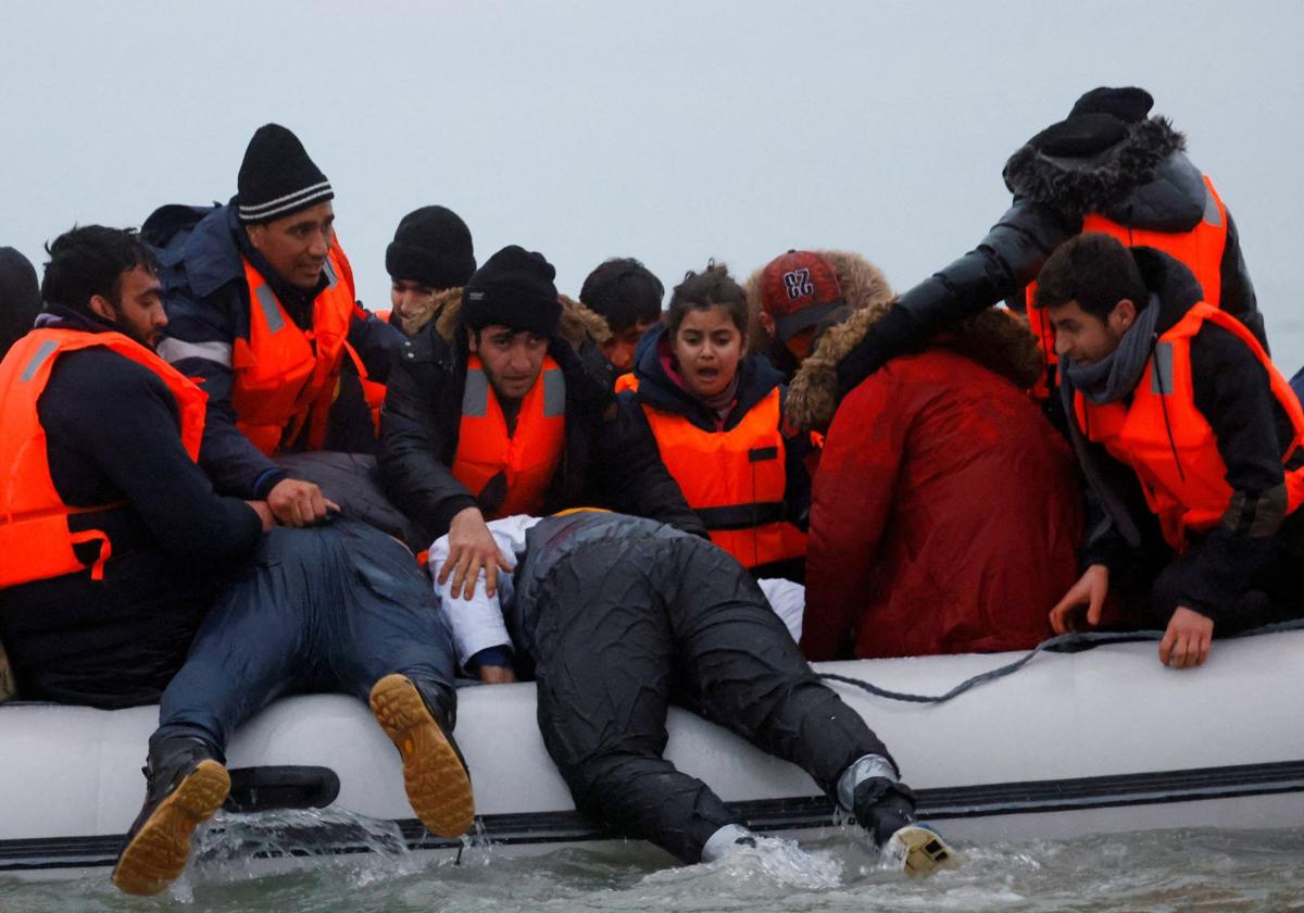 Un grupo de inmigrantes, emprenden a bordo de una balsa el cruce del canal de la Mancha