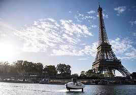 Detenidos dos hombres por subir a lo alto de la Torre Eiffel y saltar en paracaídas