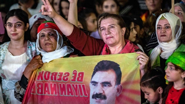 El PKK kurdo depone las armas en una ceremonia en Irak